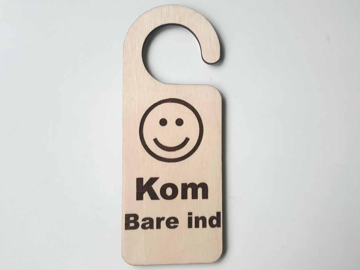Kom bare ind - Dørhænger i træ