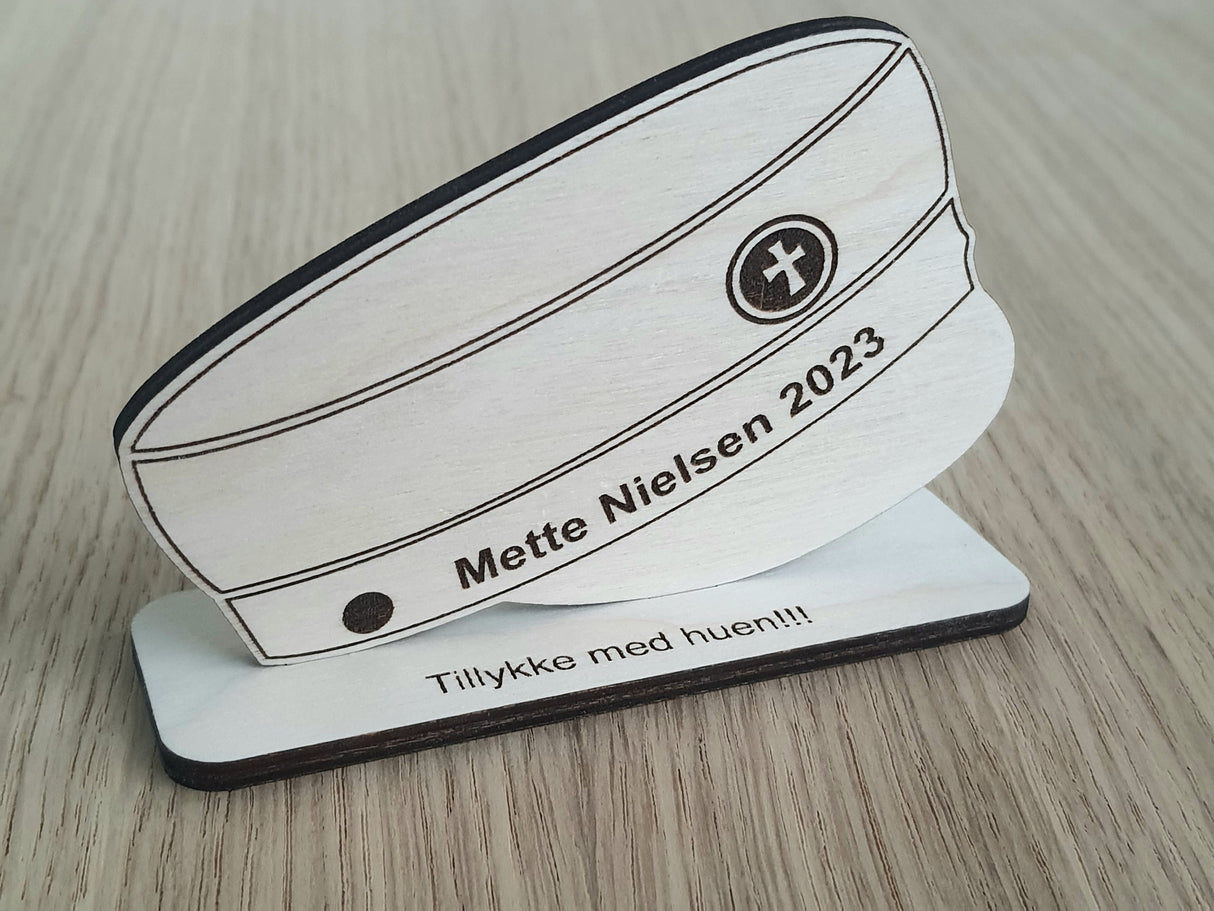 Personlig Studenterhue skilt i træ med gratis indgravering - Personlig studentergave