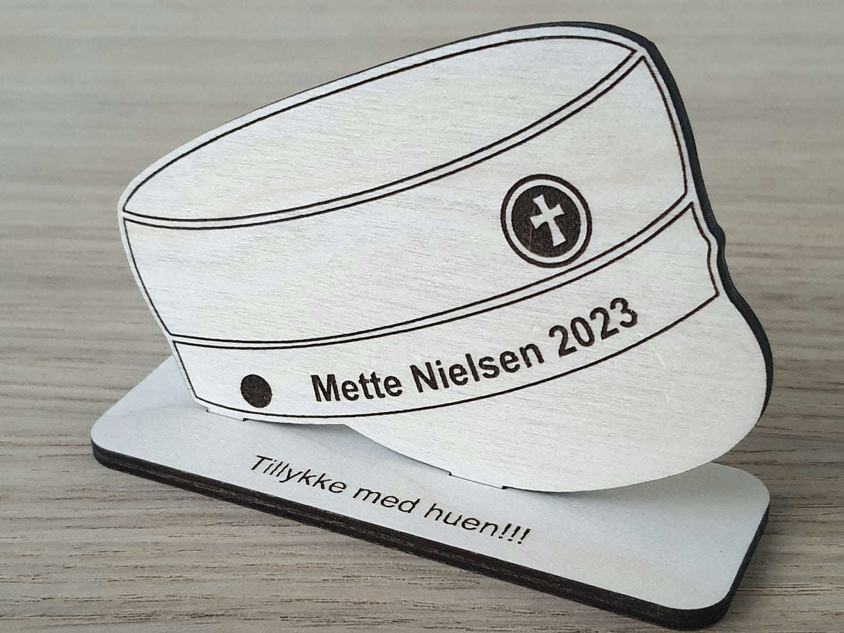 Personlig Studenterhue skilt i træ med gratis indgravering - Personlig studentergave