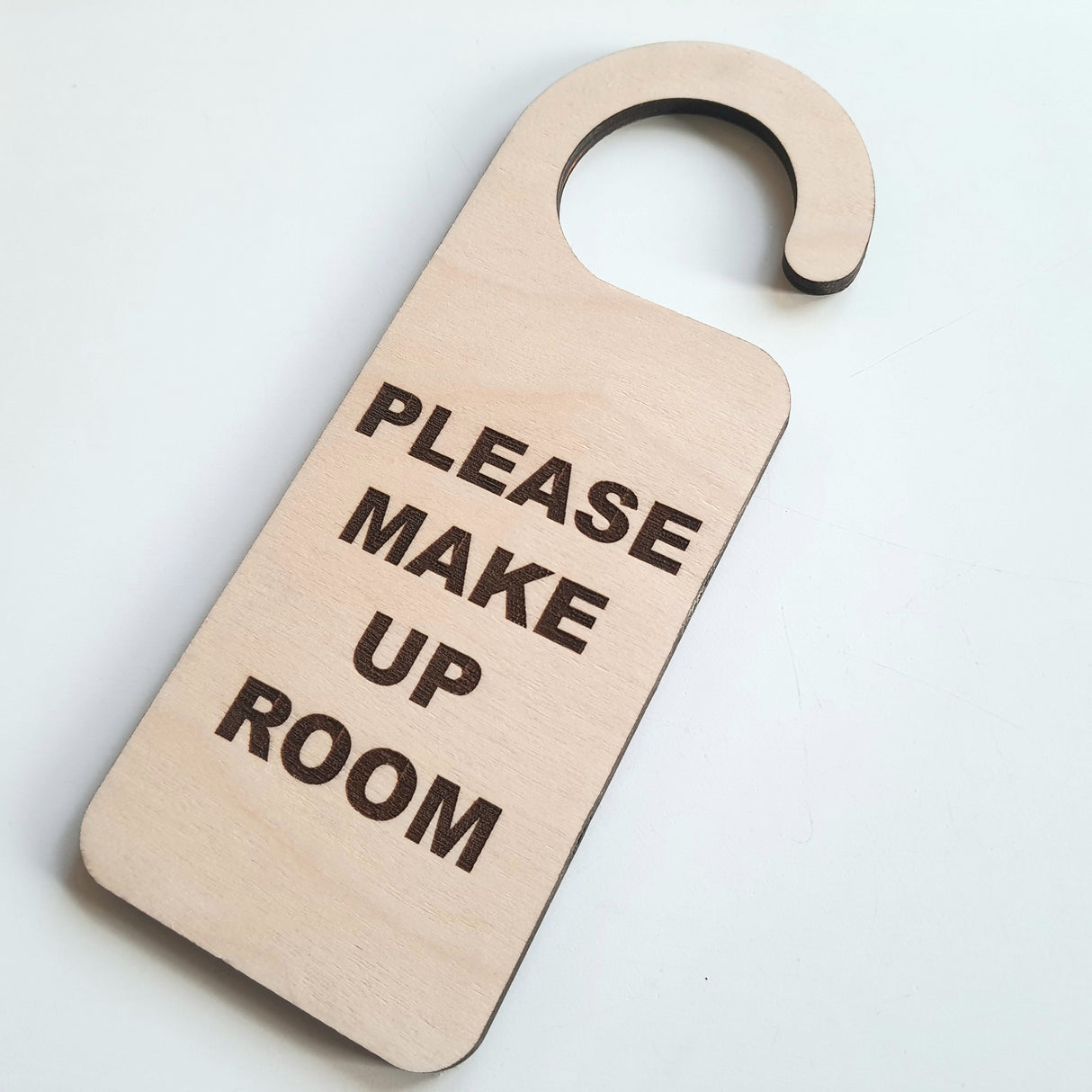 Please make up room - Dørhænger i træ for hotel, Airbnb osv.