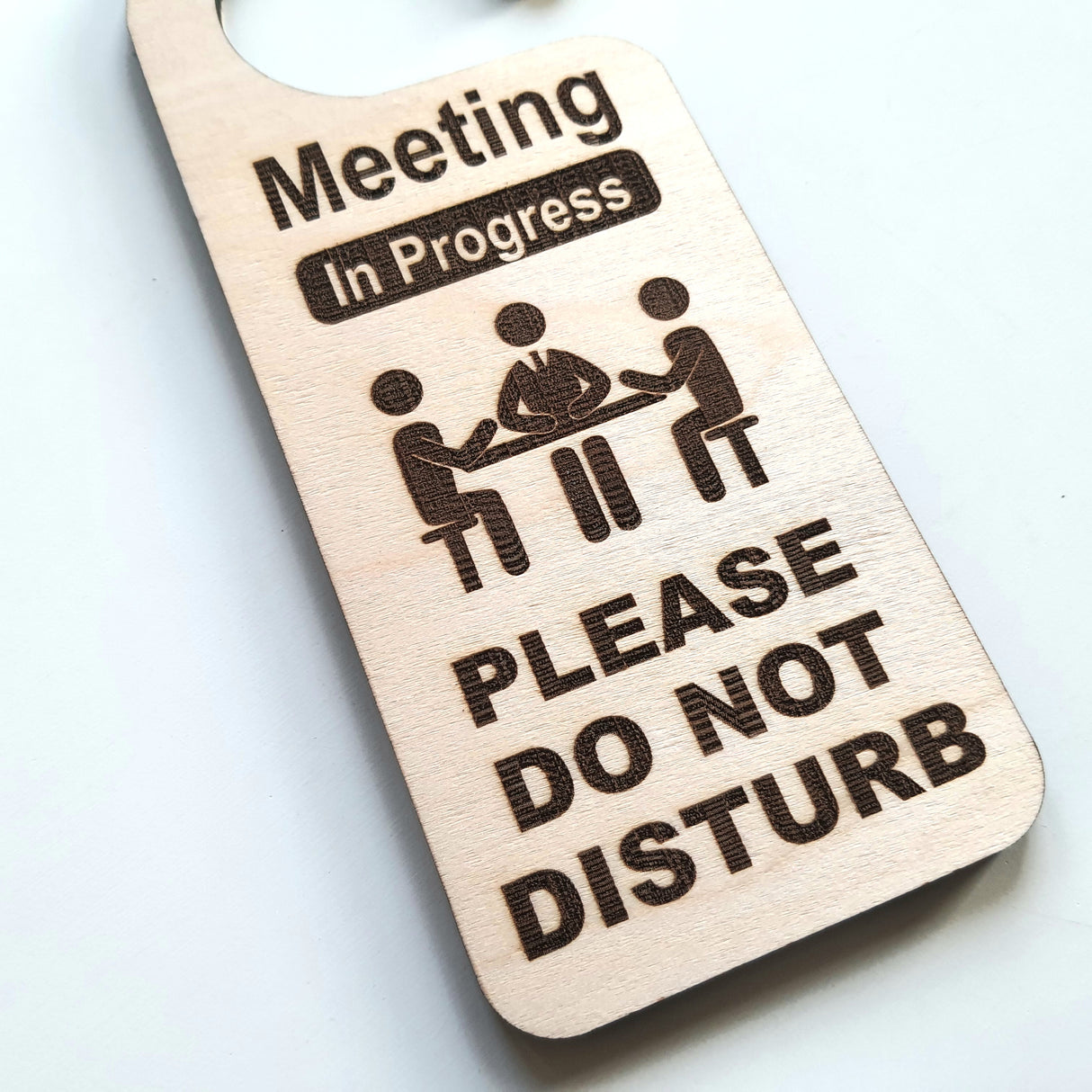 Mødelokale optaget - Meeting in progress: Do not Disturb- Dørhænger i træ