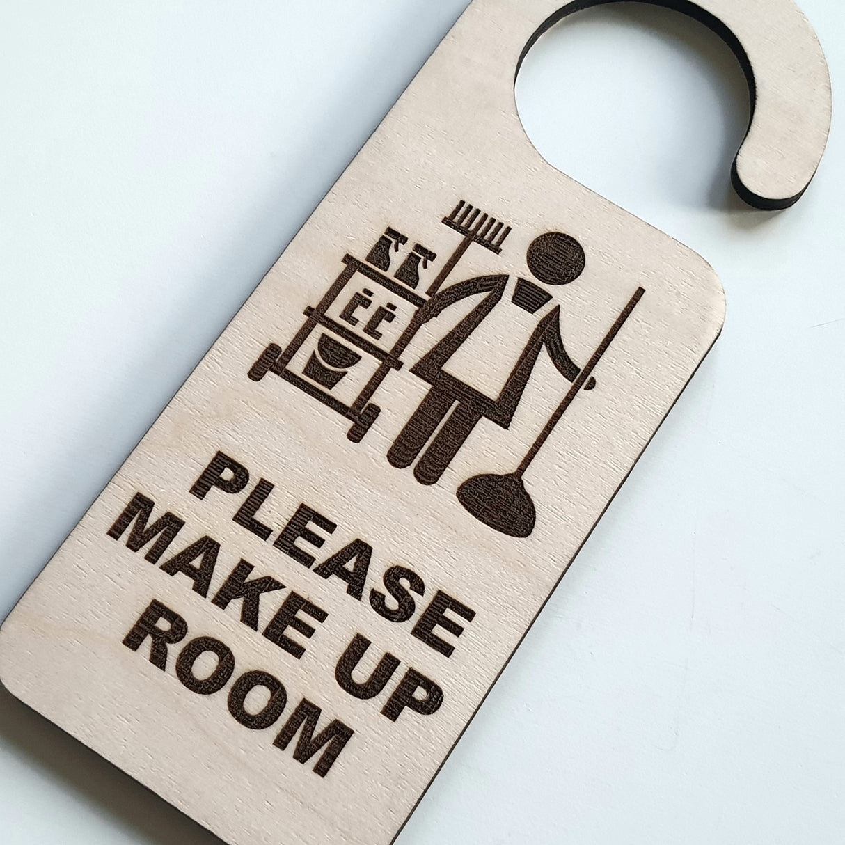 Please make up room - Sød dørhænger i træ for hotel, Airbnb osv.