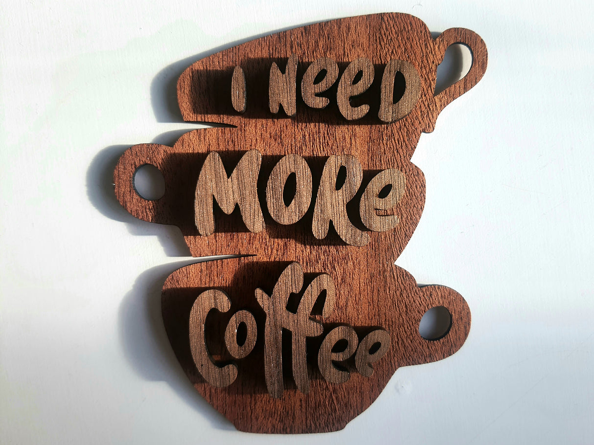 Vægdekoration i træ til køkkenet/Café - I need more coffe - i Mahogni træ og valnøddetræ