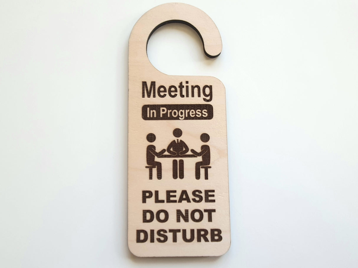 Mødelokale optaget - Meeting in progress: Do not Disturb- Dørhænger i træ