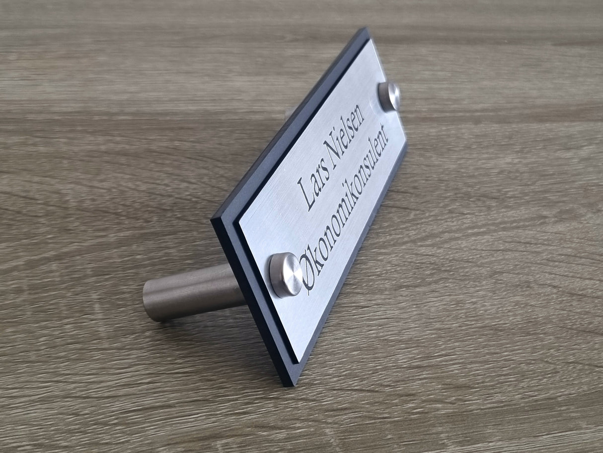 Personligt bordskilt i 2-lags akryl - Design D