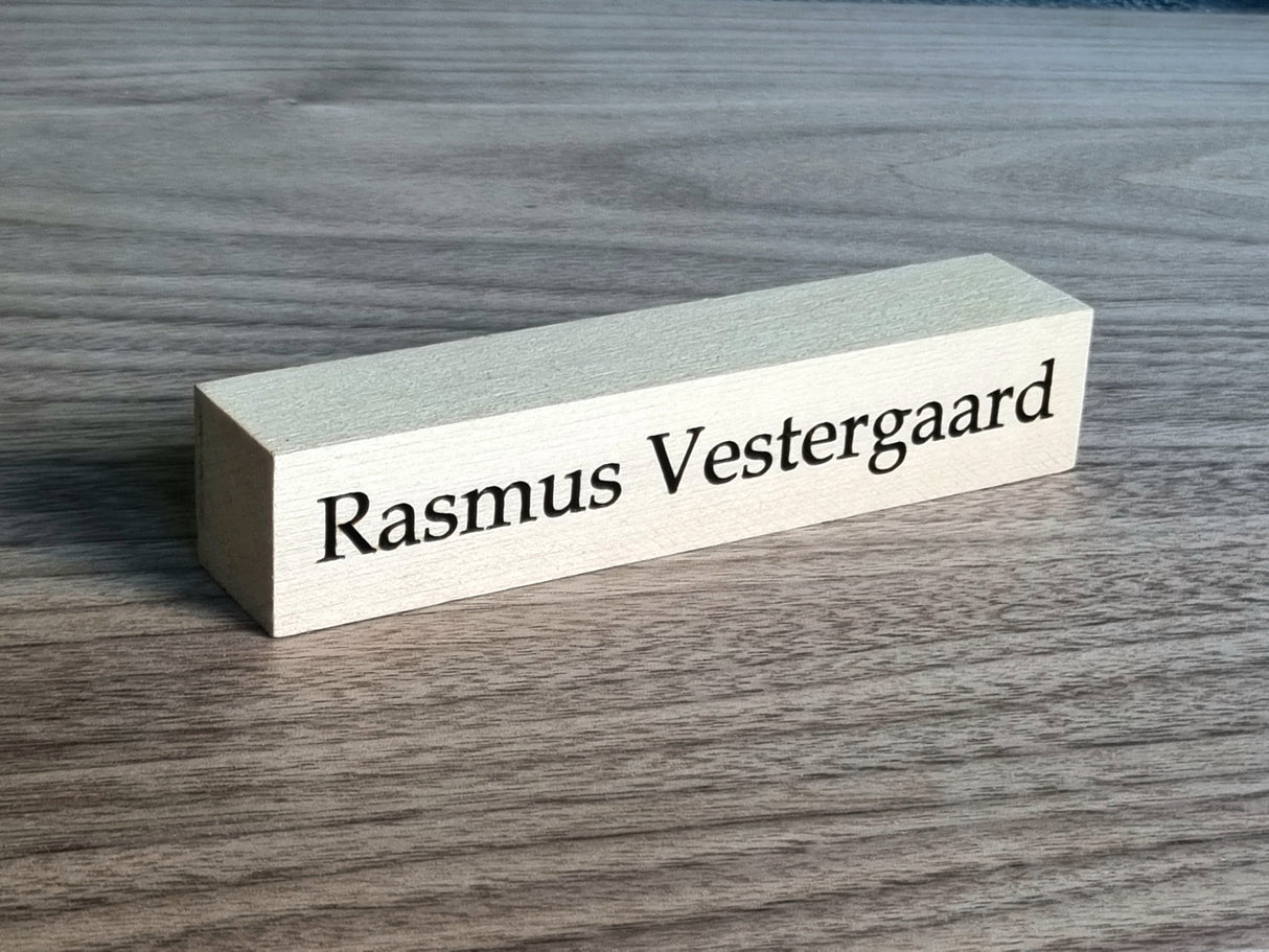 Personligt bordskilt i lyst basswood - Design E