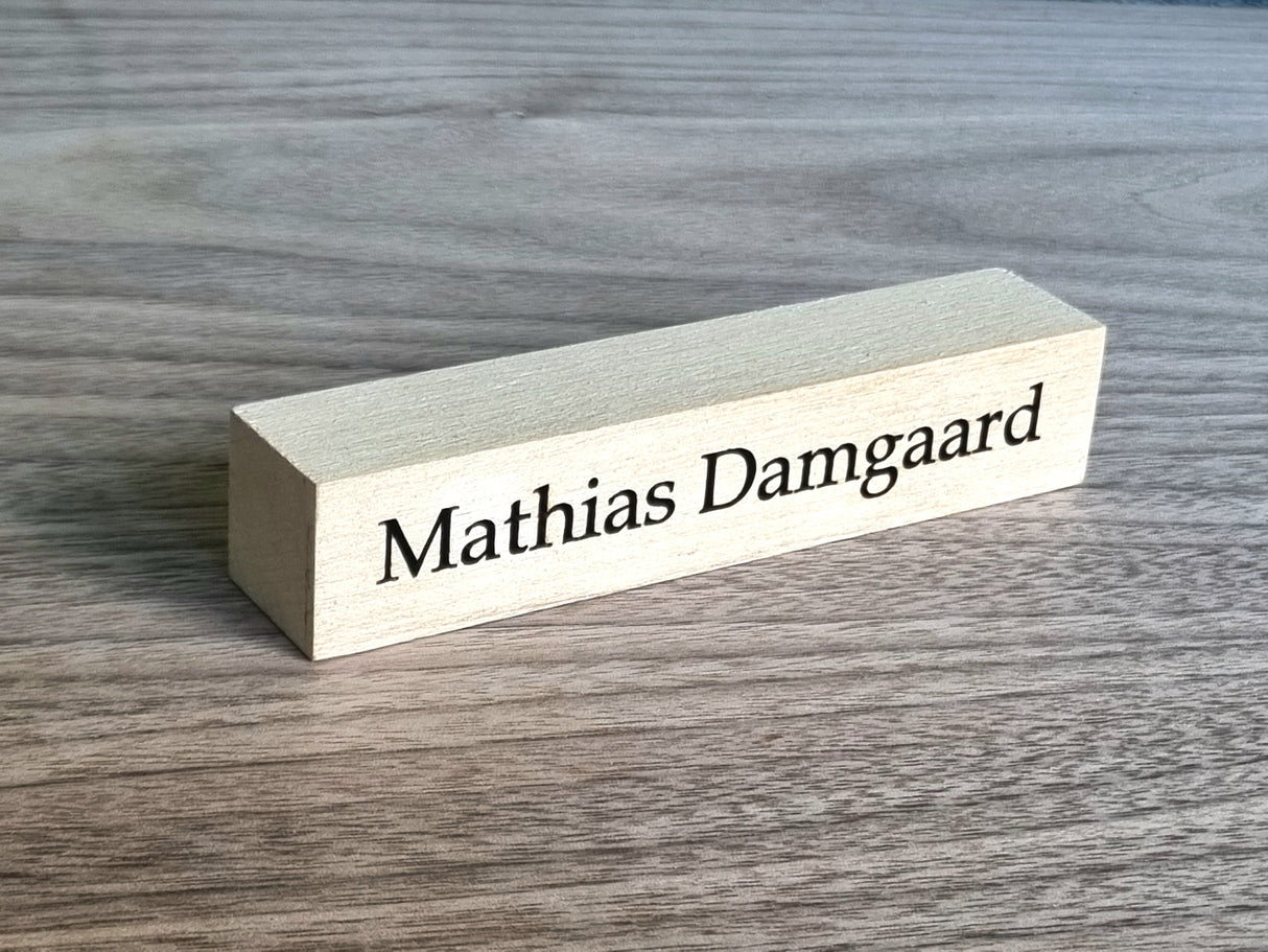 Personligt bordskilt i lyst basswood - Design E