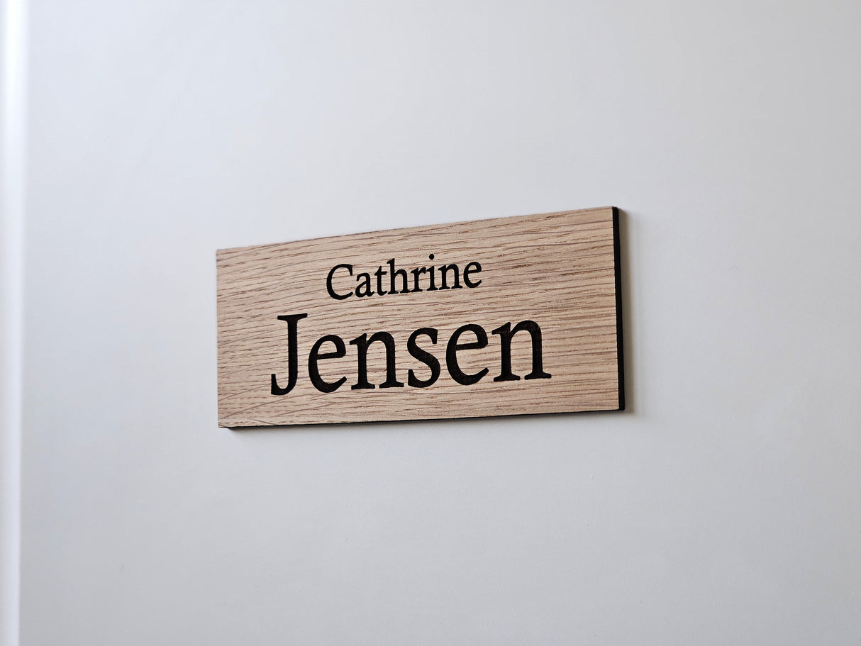 Navneskilt i egetræ til dør – stort efternavn (2,5:1)