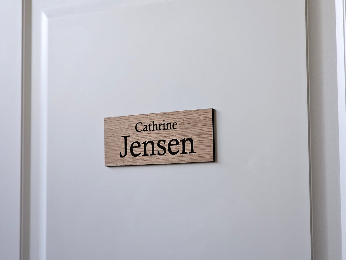 Navneskilt i egetræ til dør – stort efternavn (2,5:1)