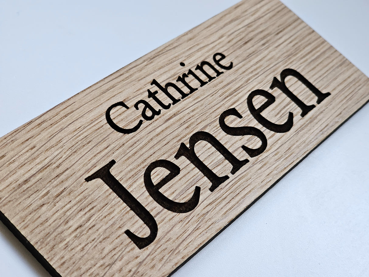 Navneskilt i egetræ til dør – stort efternavn (2,5:1)