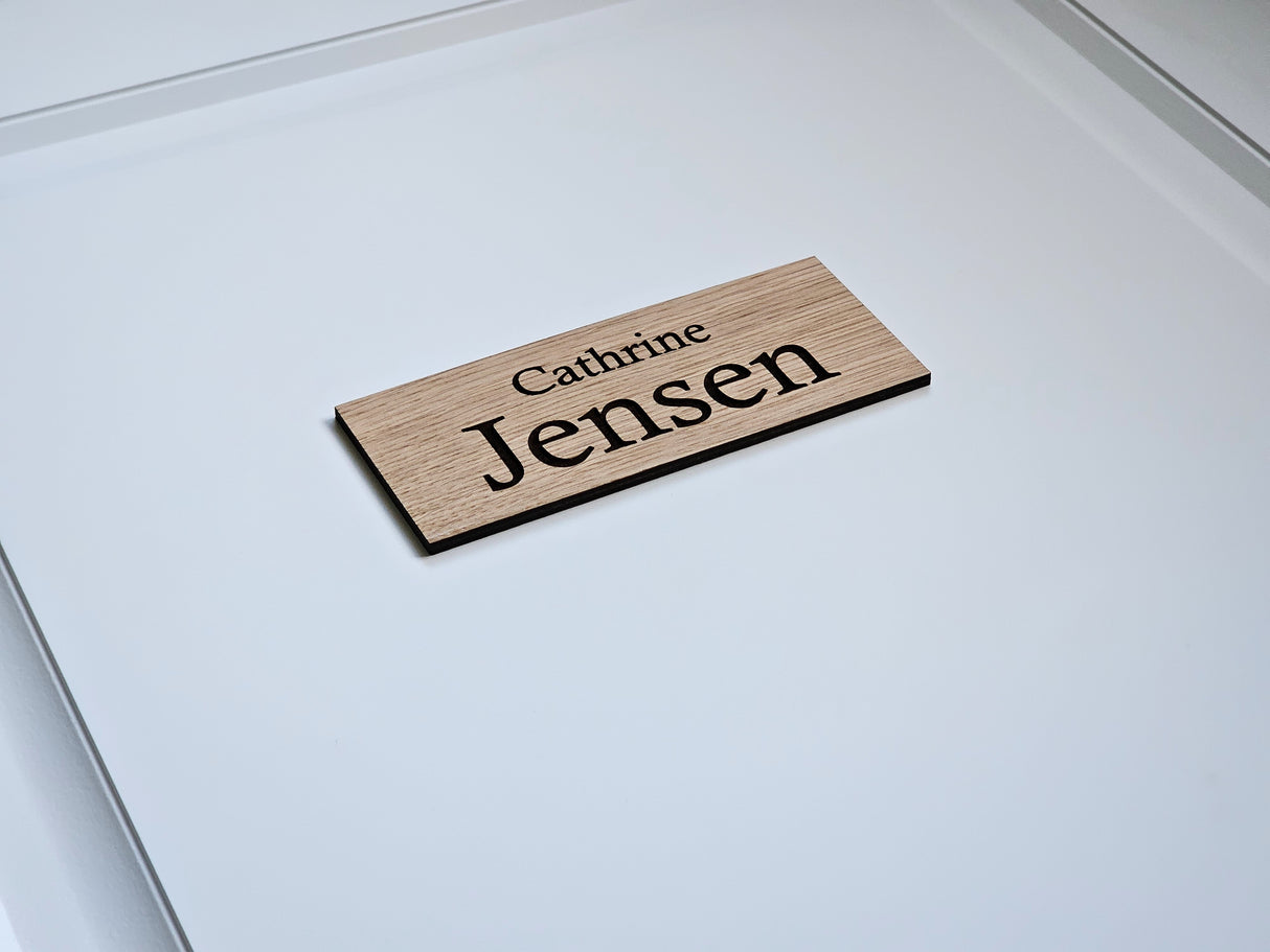 Navneskilt i egetræ til dør – stort efternavn (2,5:1)