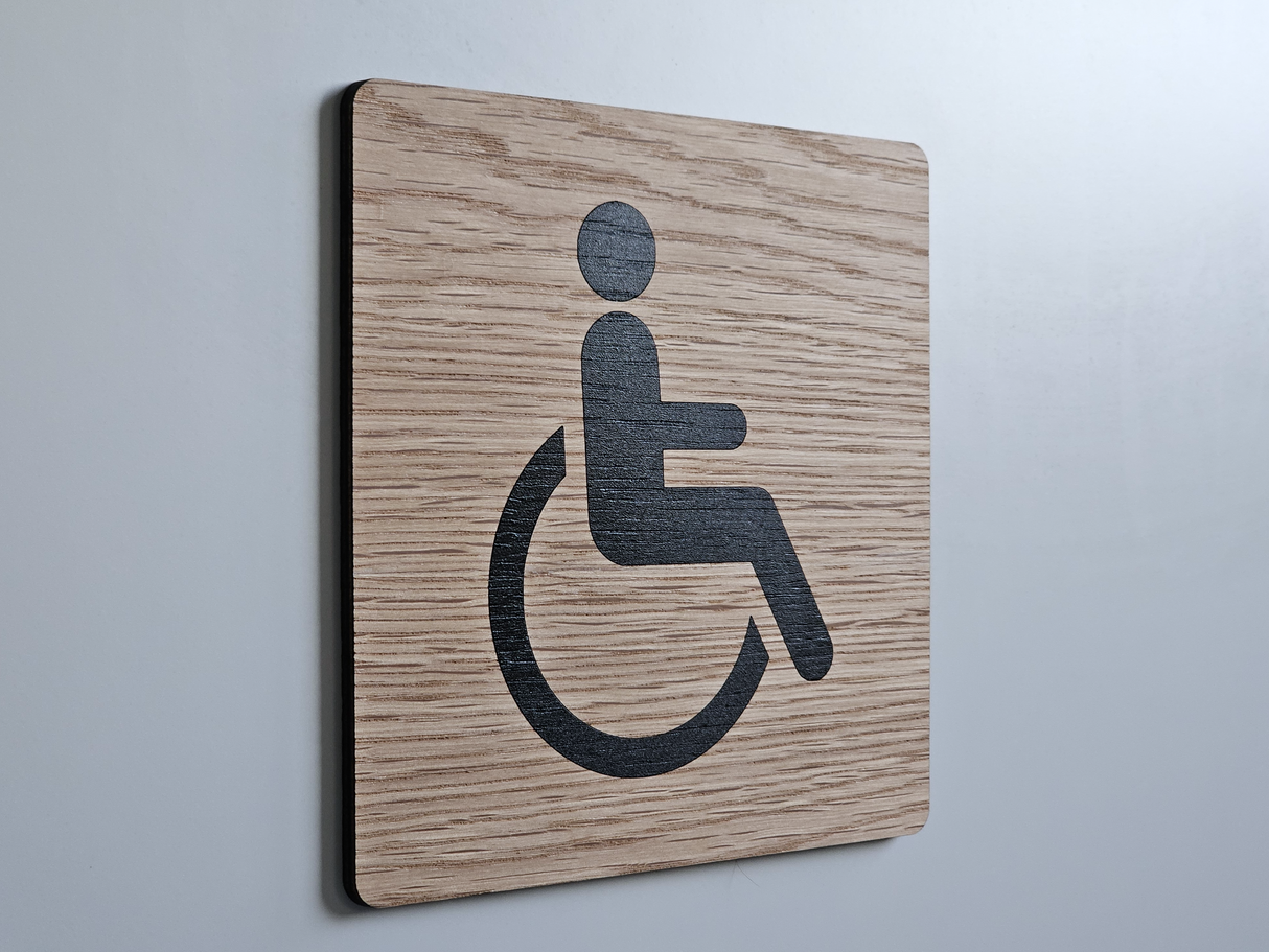 Handikap toiletskilt i egetræ