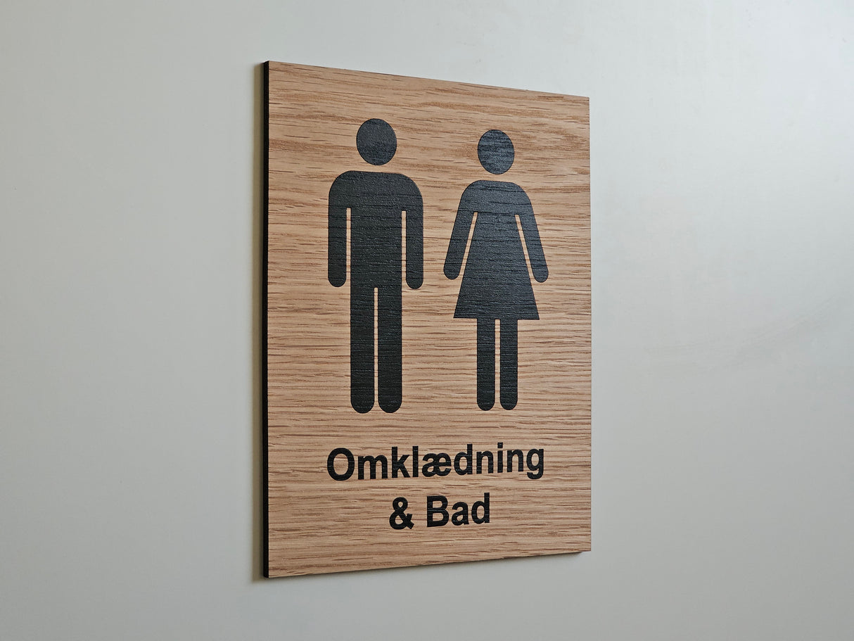 Omklædning & Bad skilt i egetræ | Damer & herrer