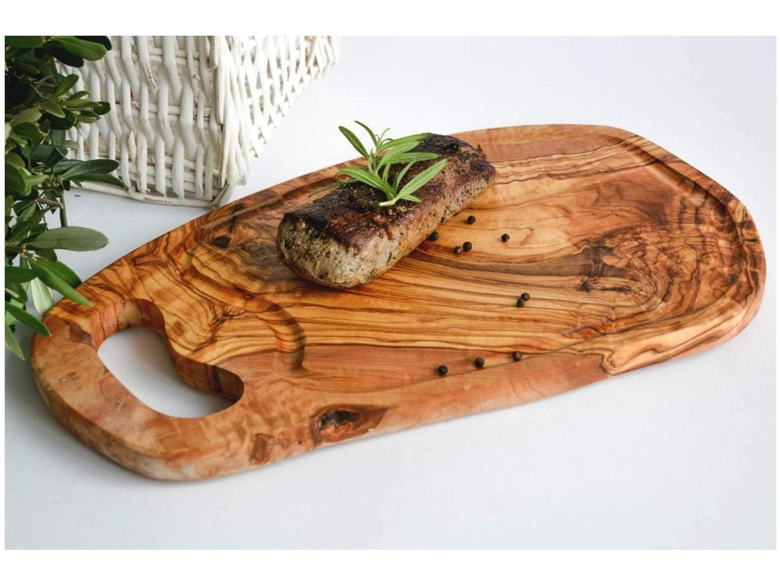Serveringsbræt til bøf med saftrille og håndtag - i oliventræ