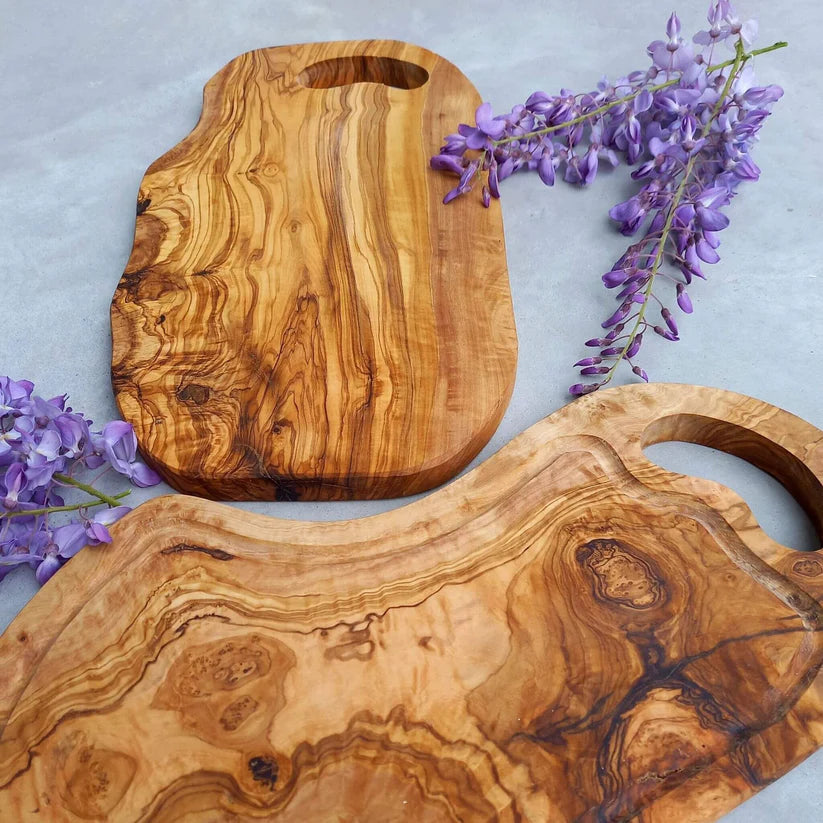 Serveringsbræt til bøf med saftrille og håndtag - i oliventræ