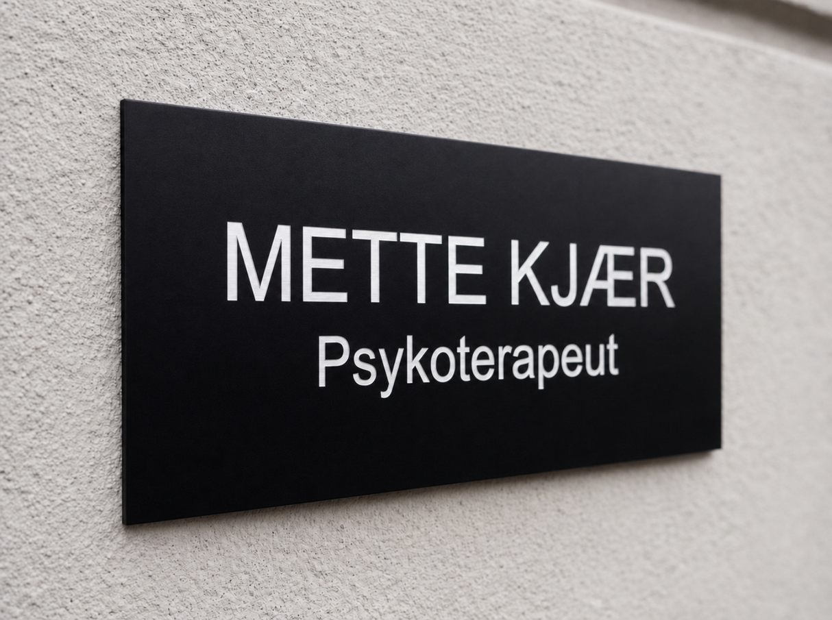 Inkybay - Personligt navneskilt til dør i sort aluminium (Copy)