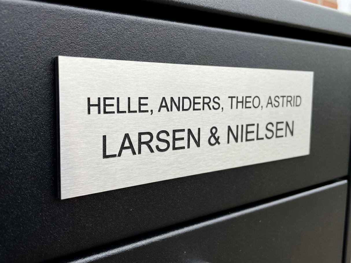 Navneskilt til postkasse med fornavne og 2 efternavne