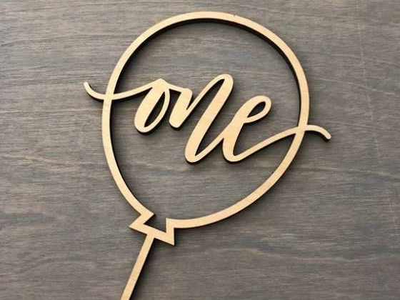 1-års Fødselsdag kagepynt / Kage topper "one" i træ - Kagedekoration