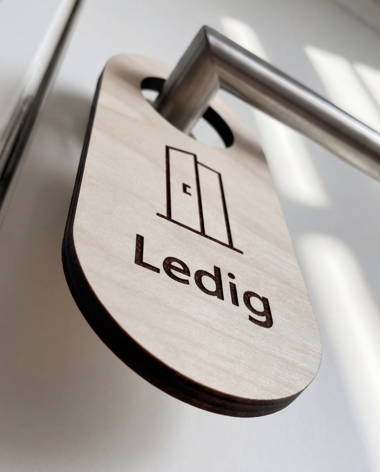 Ledig – Dørhænger i træ