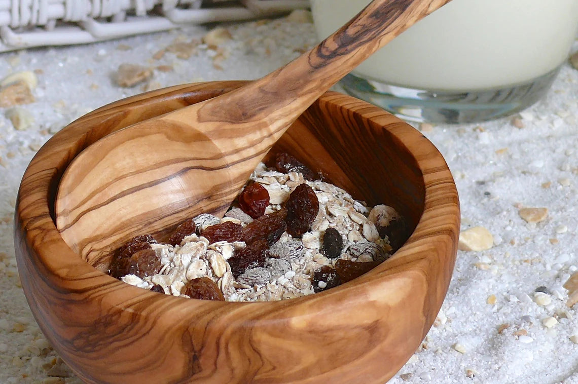 Müsliskål med ske i oliventræ