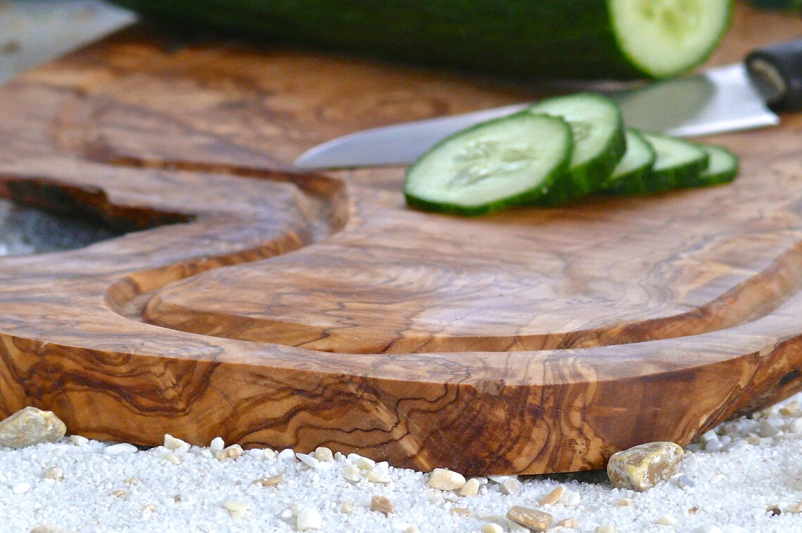 Serveringsbræt til bøf med saftrille - i oliventræ