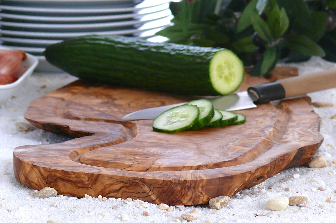 Serveringsbræt til bøf med saftrille - i oliventræ