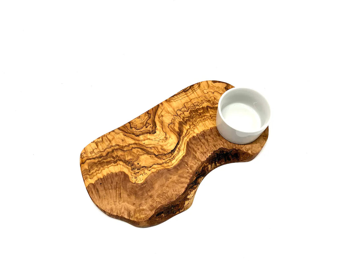 Rustik Serveringbræt til burger med porcelænsskål for dip