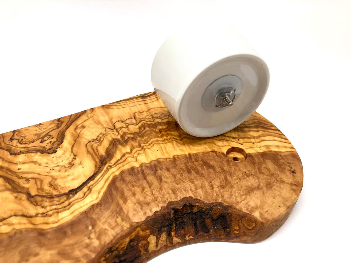 Rustik Serveringbræt til burger med porcelænsskål for dip