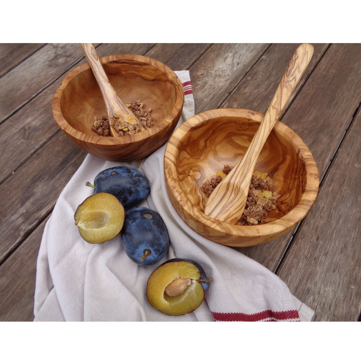 Müsliskål med ske i oliventræ