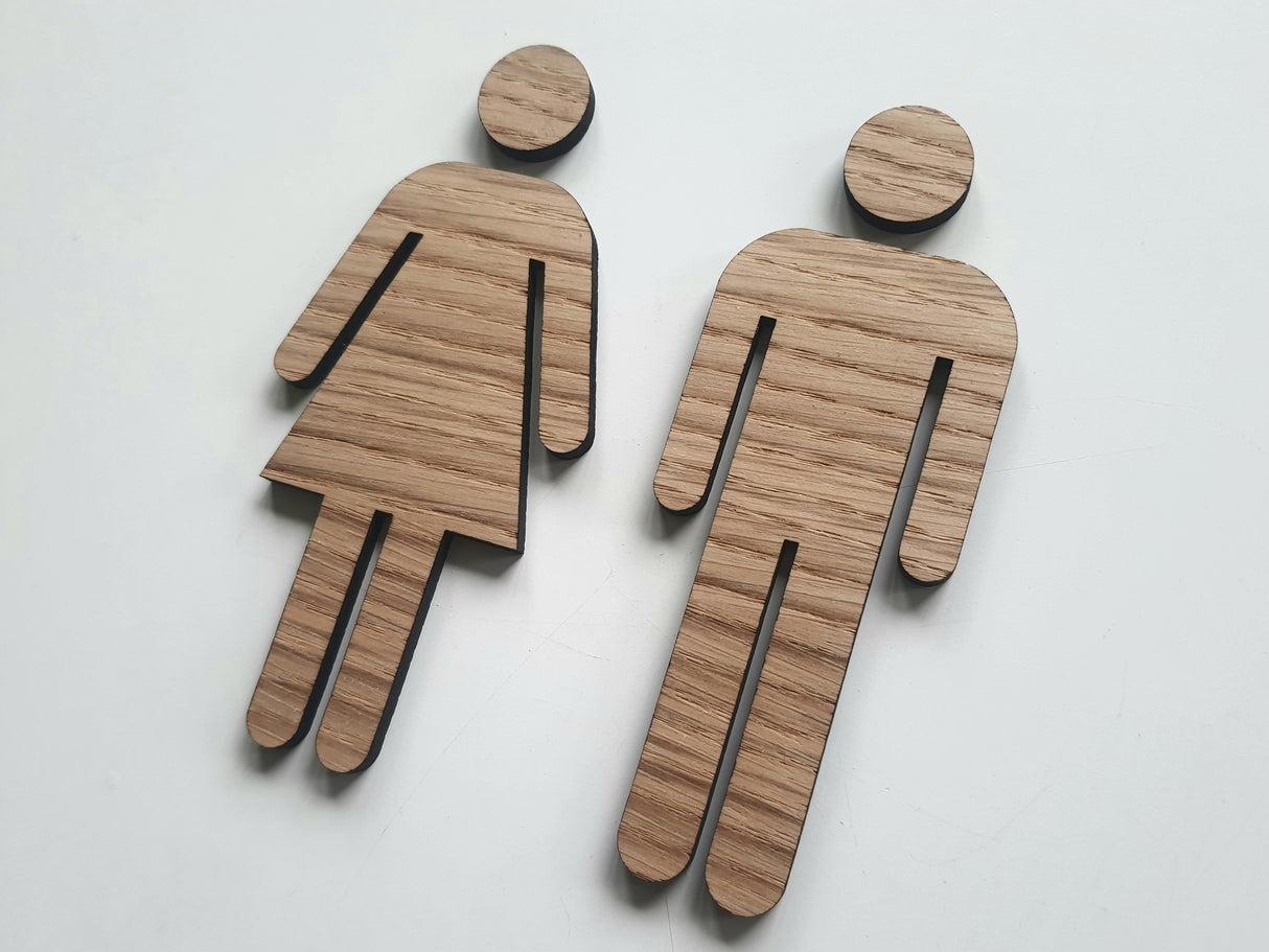 Toilet piktogram i eg med dame og herre figur set fra anden skrå vinkel