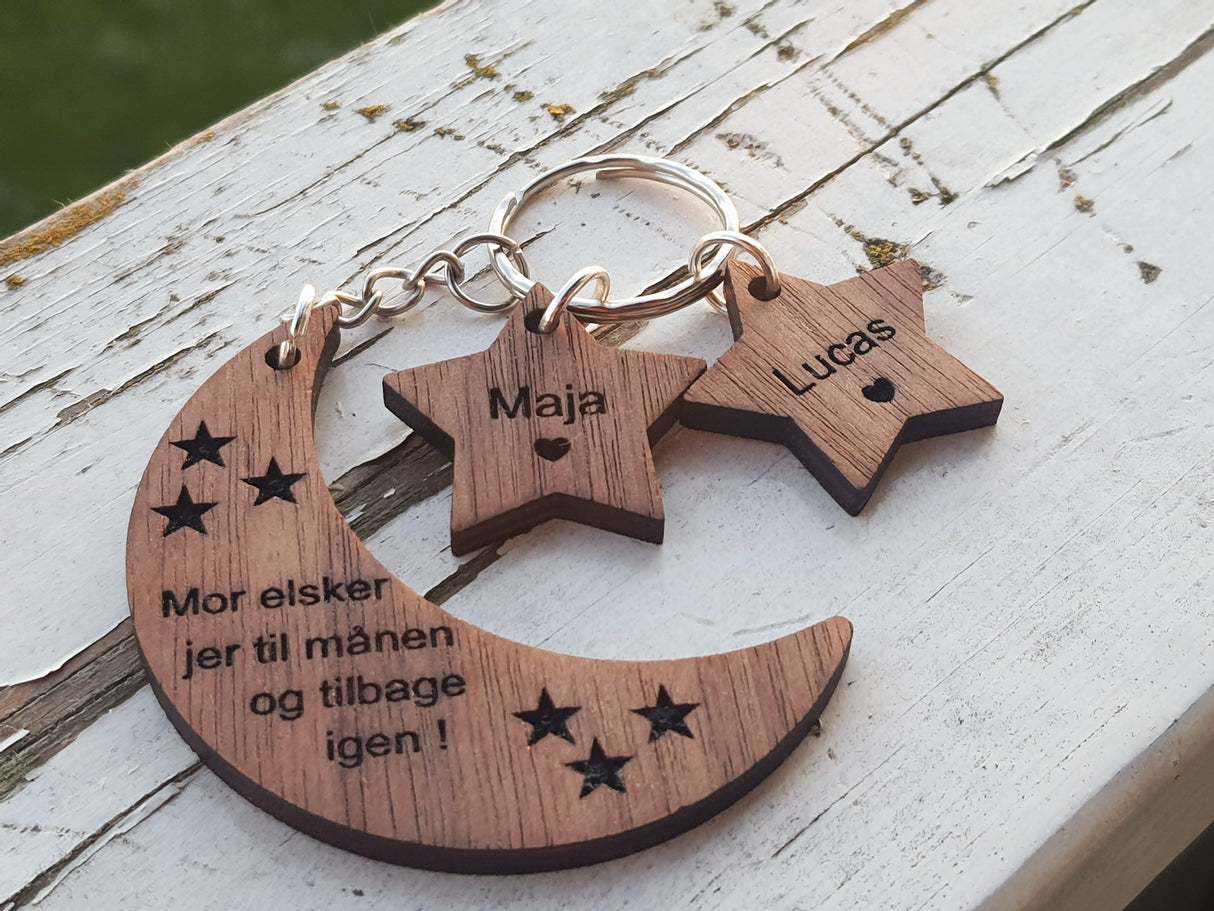 Måne og stjerner - Personlig graveret nøglering til mor - Gave til Mor