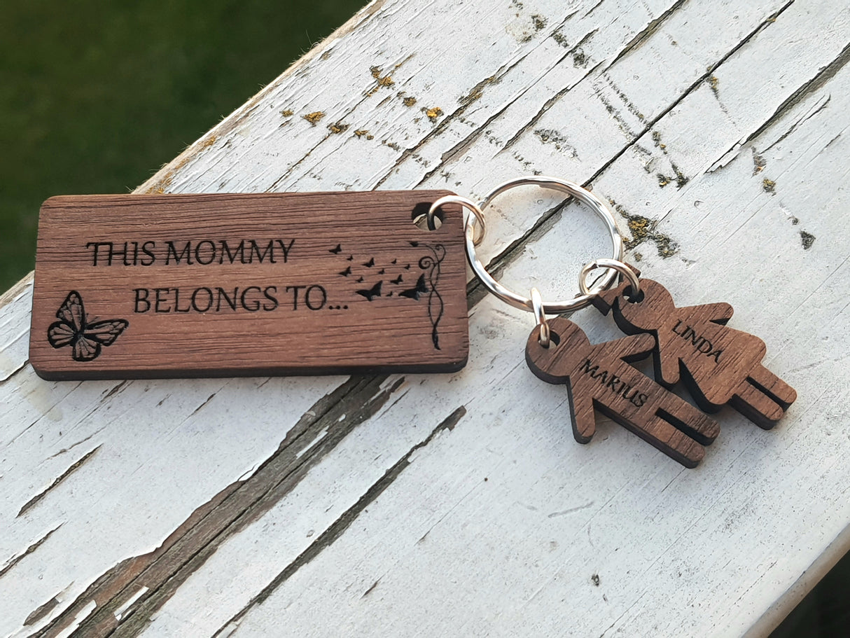 Personlig graveret nøglering med børnefigurer til mor