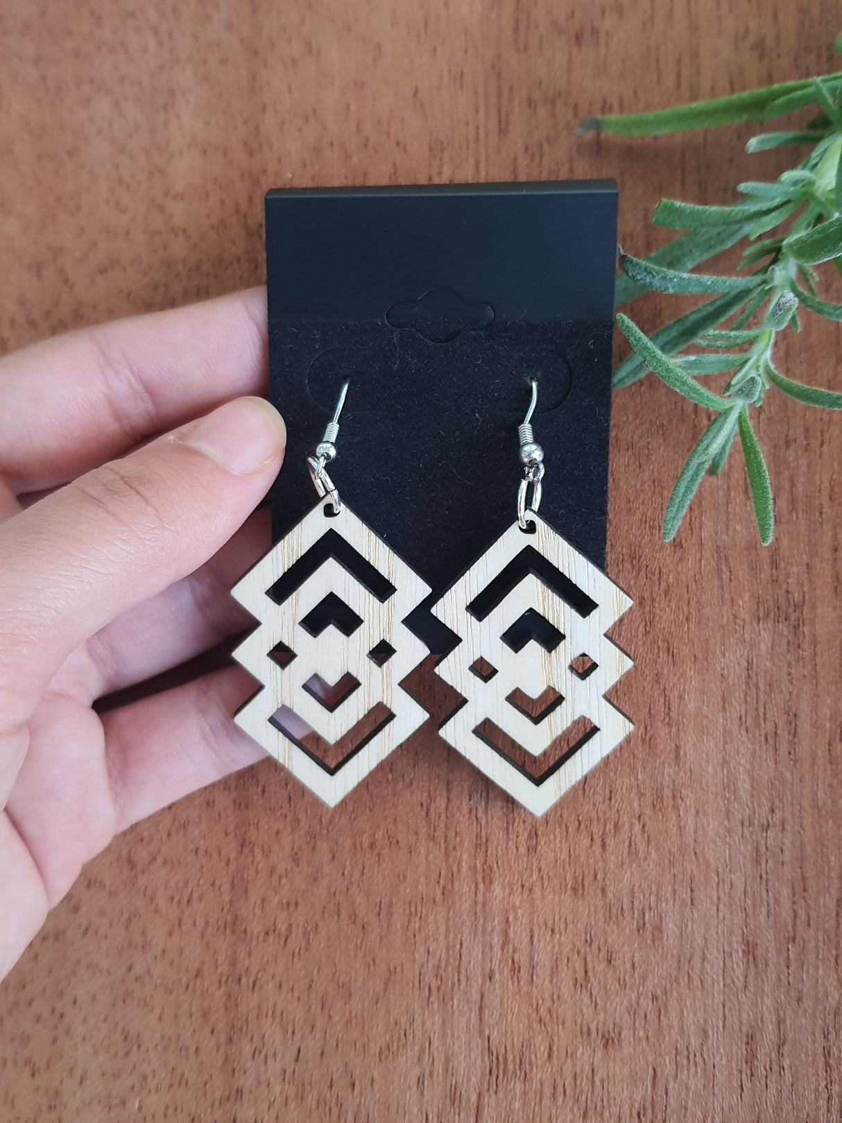 Øreringe i asketræ