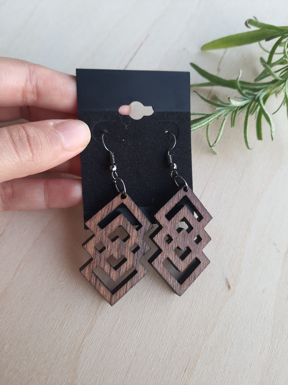 Øreringe i valnøddetræ