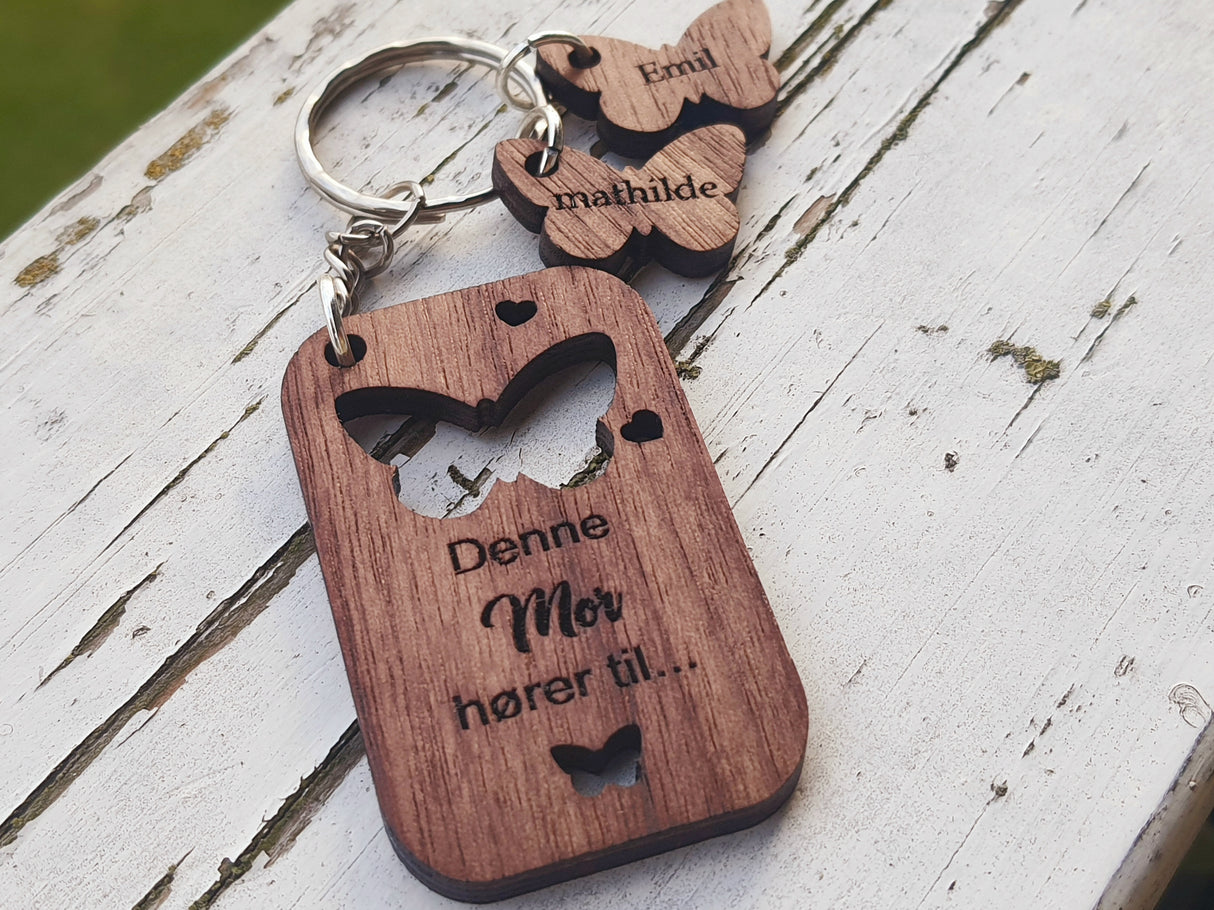 Personlig graveret nøglering med vedhæng i valnøddetræ til mor