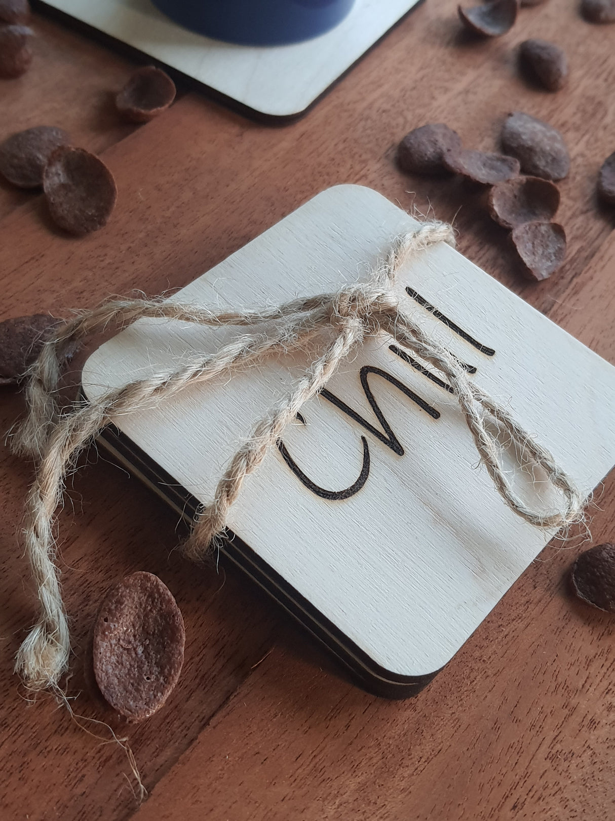 4 x Firkant "Sip, chill, drink, relax" bordskånere i træ med engraving - ølbrikker - Coasters