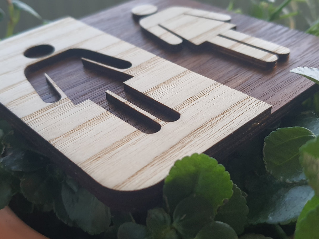 Toilet skilte i Valnøddetræ og Asketræ.