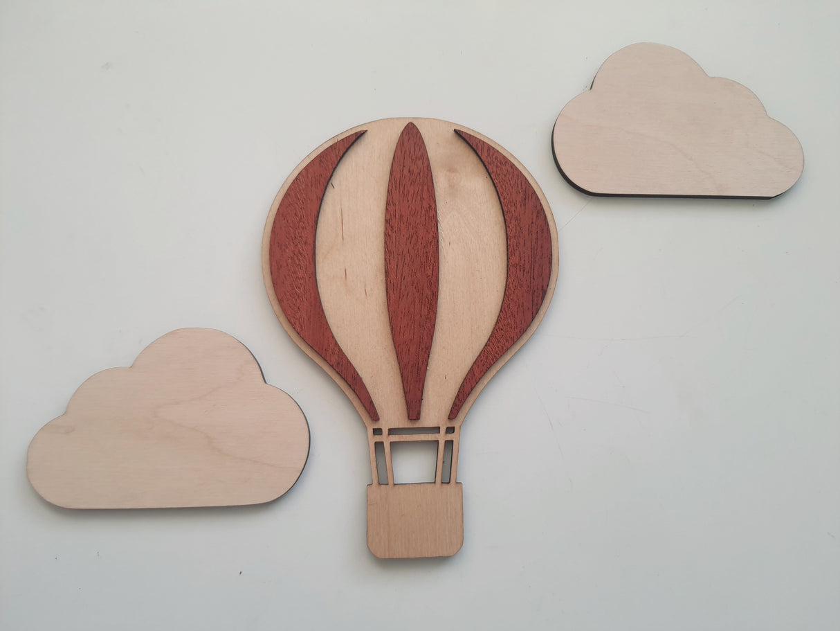 Vægdekoration til børneværelset i træ - varmluftballon og 2 skyer i træ