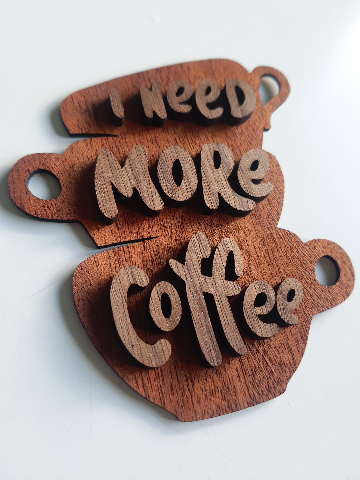 Vægdekoration i træ til køkkenet/Café - I need more coffe - i Mahogni træ og valnøddetræ