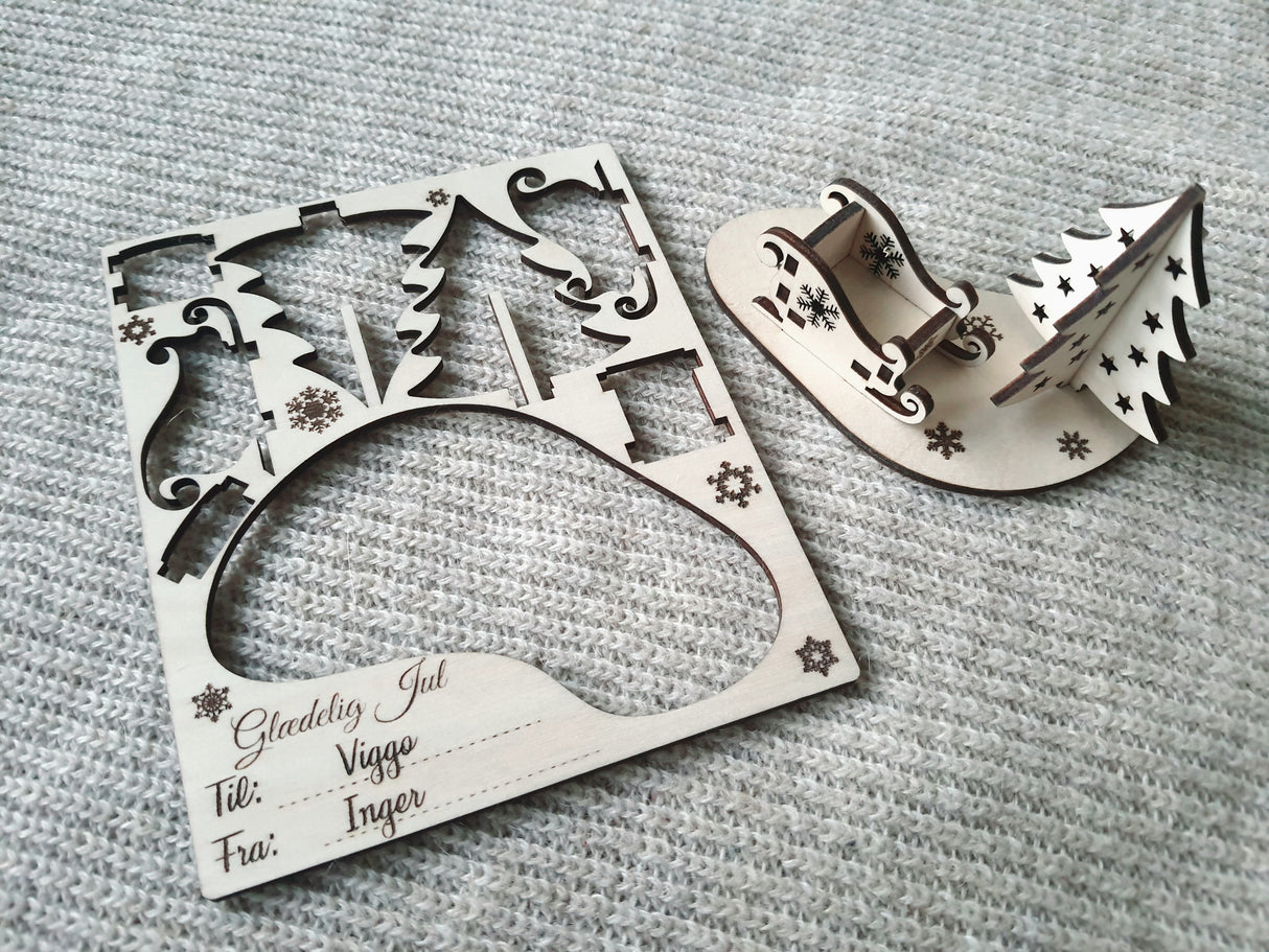 Personlig 3d Julekort med juletræ og julemandens kane i træ med valgfrit tekst