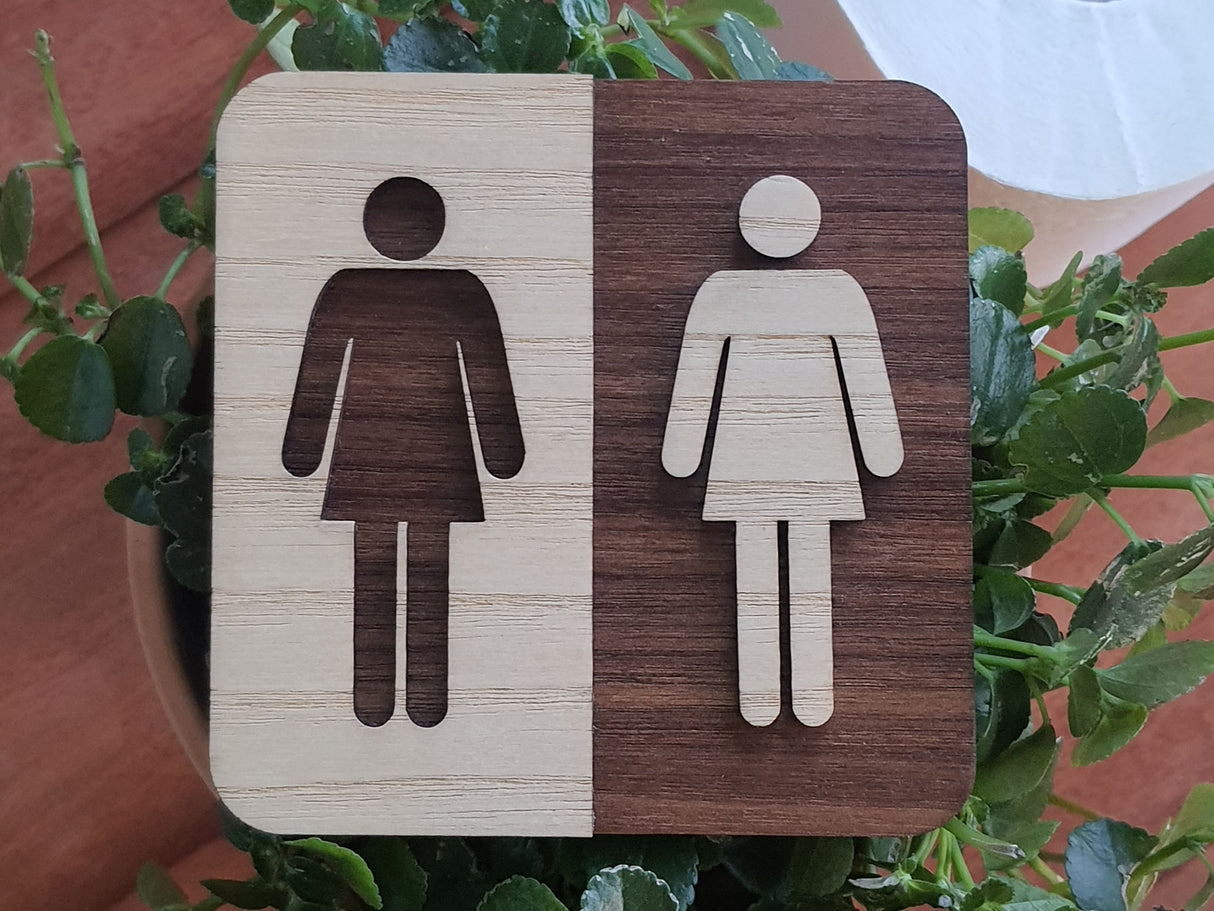 Toilet skilte i Valnøddetræ og Asketræ.