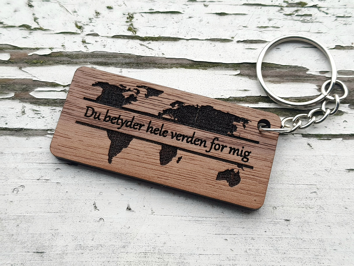 Indgraveret nøglering i træ - Du betyder hele verden for mig - Gave til Ham/Gave til Hende