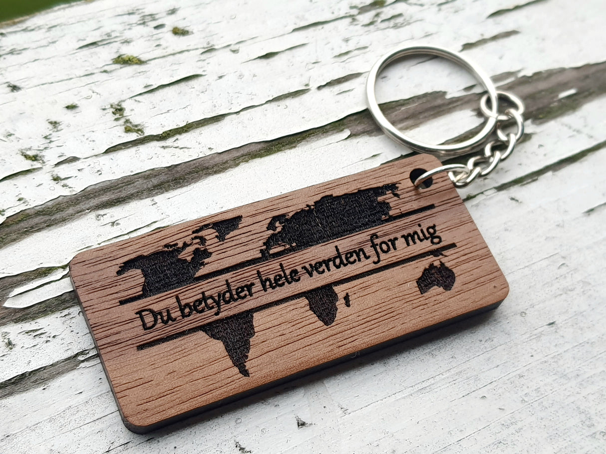 Indgraveret nøglering i træ - Du betyder hele verden for mig - Gave til Ham/Gave til Hende