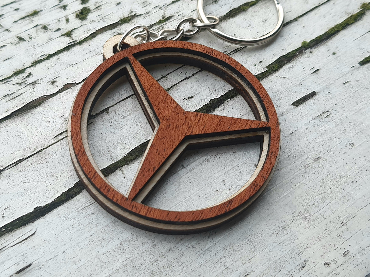 Elegant Mercedes nøglering i Birketræ og Mahogni