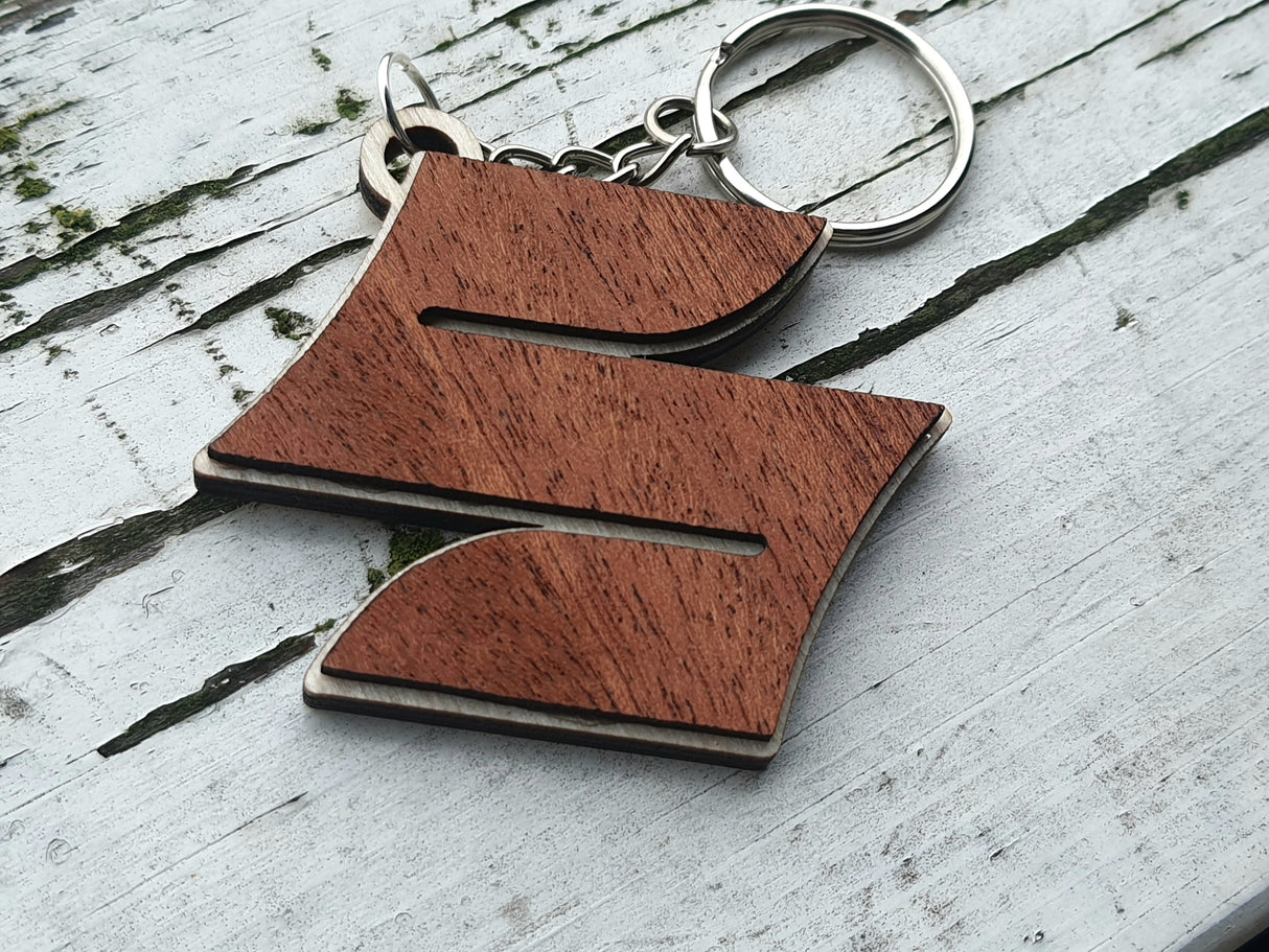 Elegant Suzuki nøglering i Birketræ og Mahogni