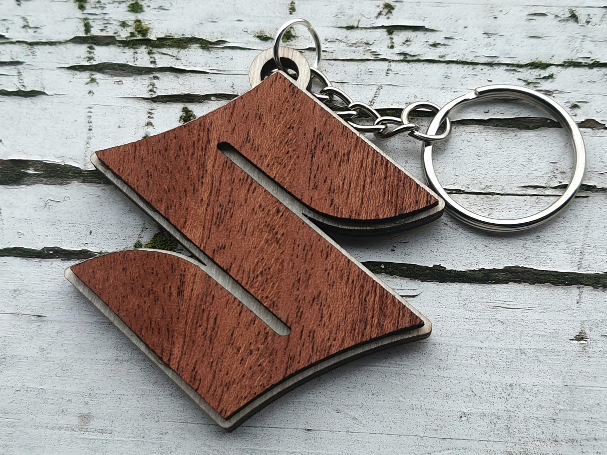 Elegant Suzuki nøglering i Birketræ og Mahogni