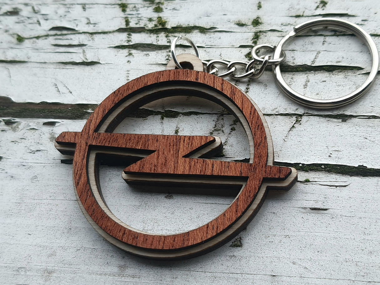 Elegant Opel nøglering i Birketræ og Mahogni