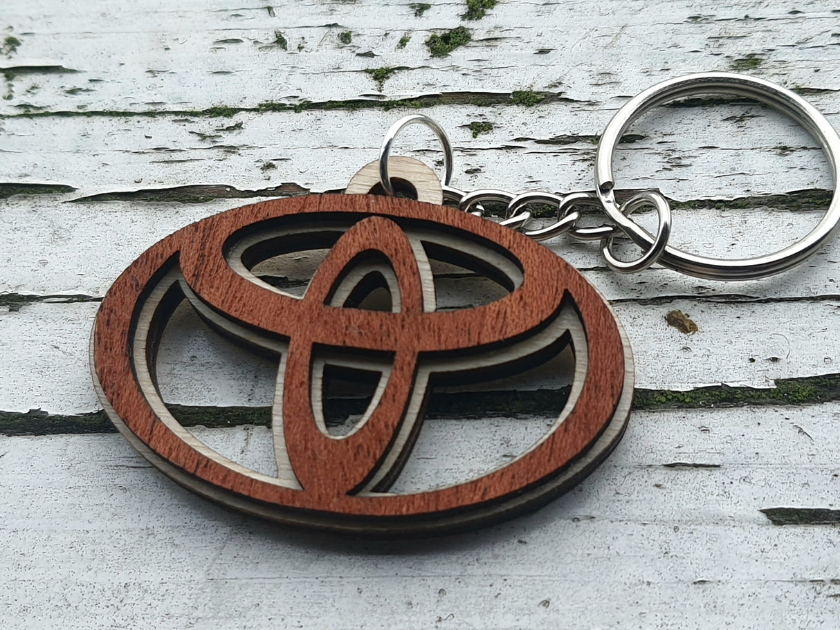 Elegant Toyota nøglering i Birketræ og Mahogni