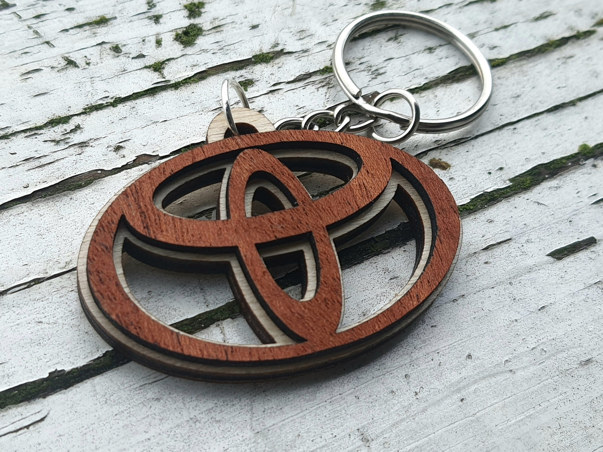 Elegant Toyota nøglering i Birketræ og Mahogni