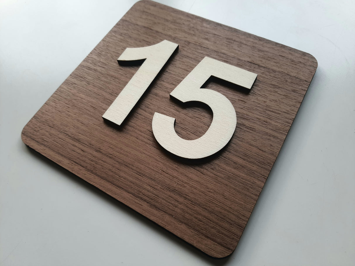 Elegant Nummerskilt I valnød- og poppeltræ